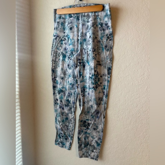 Lululemon Unlimit High-Rise Tight 25" in Kaleidofloral Multi ~ Size 10 - Picture 4 of 7
